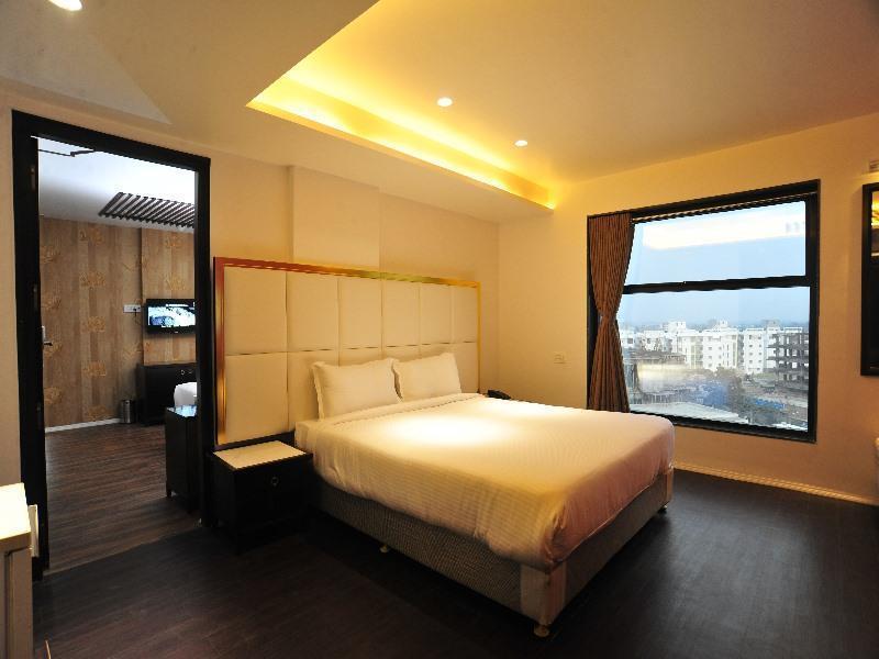 Grand Nakshatra Hotel Anand Exterior photo
