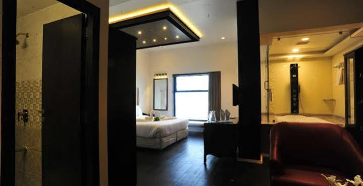 Grand Nakshatra Hotel Anand Exterior photo